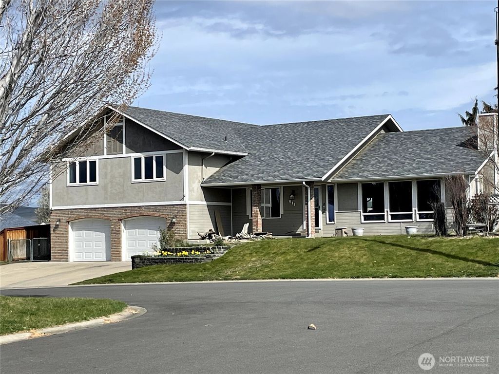 Photo of 511 Reed Street E, Zillah, WA 98953 (MLS # 2498312)
