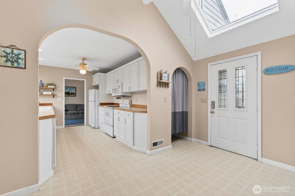 Photo of 82 E Sunny Sands Road, Cathlamet, WA 98612 (MLS # 2493168)