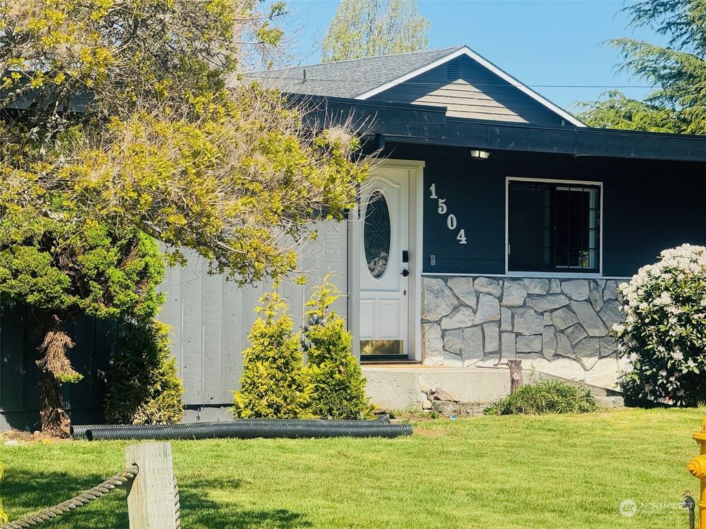 Photo of 1504 S 244 Street, Des Moines, WA 98198 (MLS # 2222035)