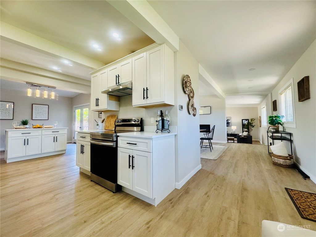 Photo of 1504 S 244 Street, Des Moines, WA 98198 (MLS # 2222035)