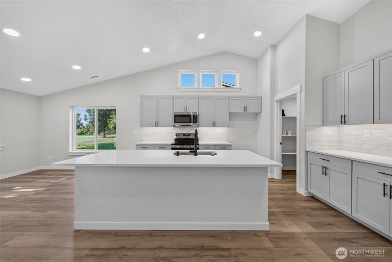 835 Ava Ct