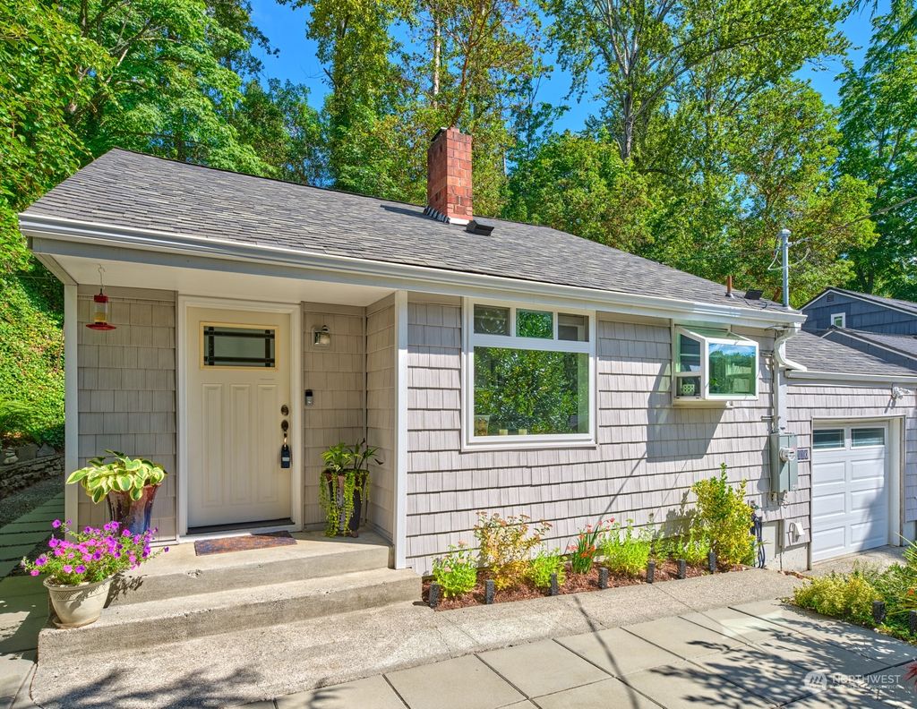 Photo of 2110 NE 100th Street, Seattle, WA 98125 (MLS # 2146729)
