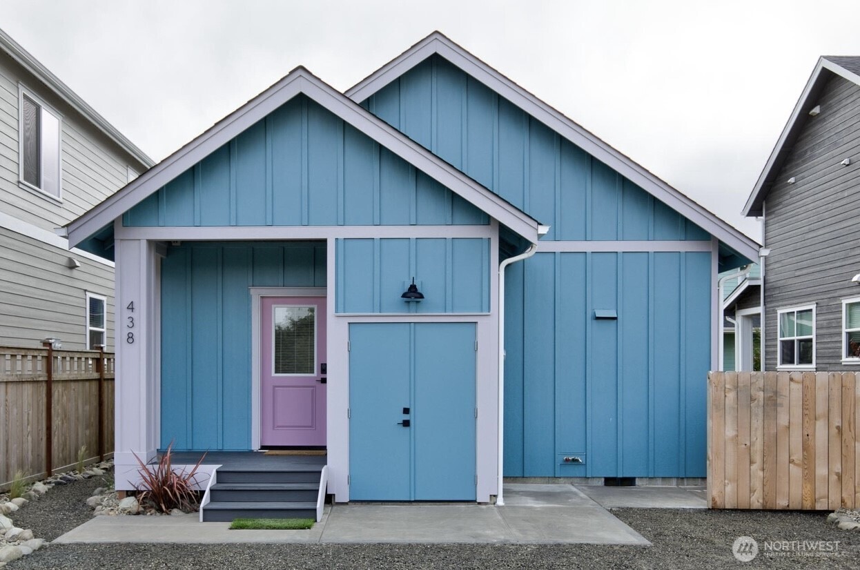 438 Lupine Lane SW