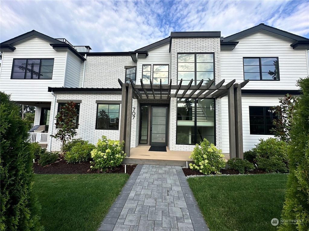 Photo of 707 2nd Street, Kirkland, WA 98033 (MLS # 2274283)