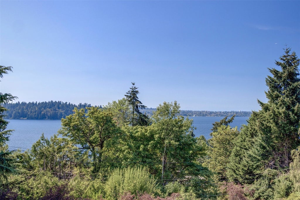 Photo of 4715 81st Avenue SE, Mercer Island, WA 98040 (MLS # 2596645)