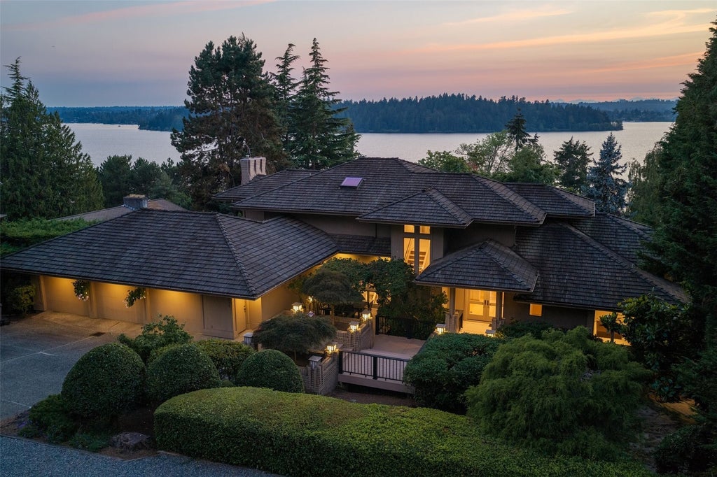 Photo of 4715 81st Avenue SE, Mercer Island, WA 98040 (MLS # 2596645)
