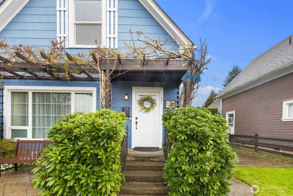 Photo of 1801 Rockefeller Avenue, Everett, WA 98201 (MLS # 2471826)