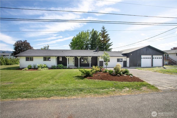 319 VANCOUVER ST, SUMAS, WA 98295 - Image 3c3bf2c70f8b7cc298bf22b3a5c0f92b/3356028309