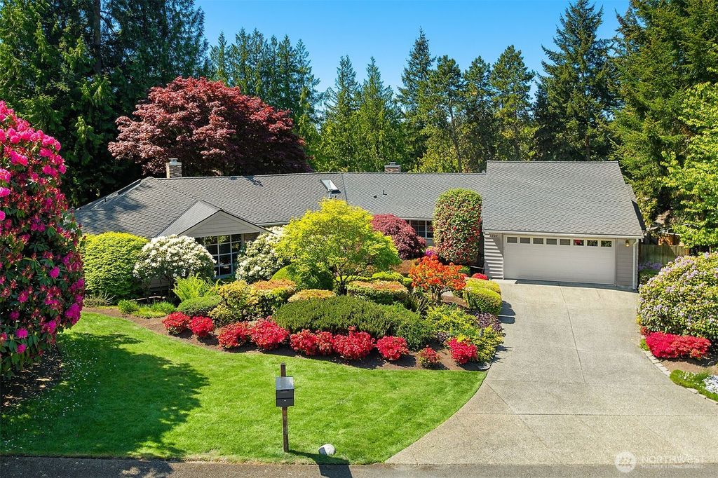 Photo of 2709 86th Avenue NE, Clyde Hill, WA 98004 (MLS # 2362780)