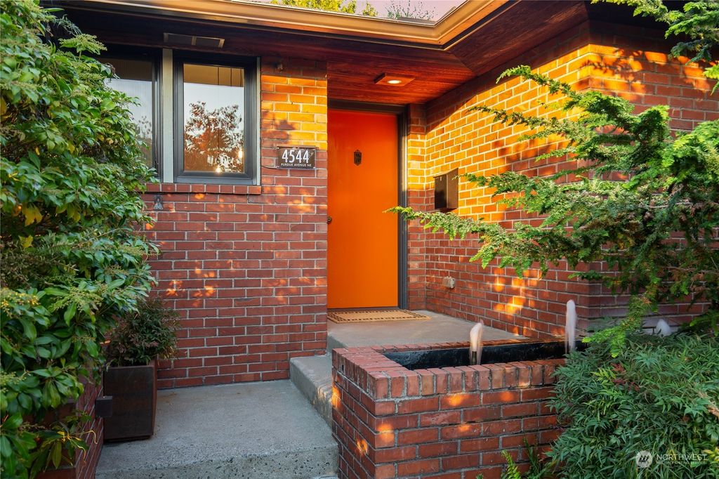 Photo of 4544 Purdue Avenue NE, Seattle, WA 98105 (MLS # 2000898)