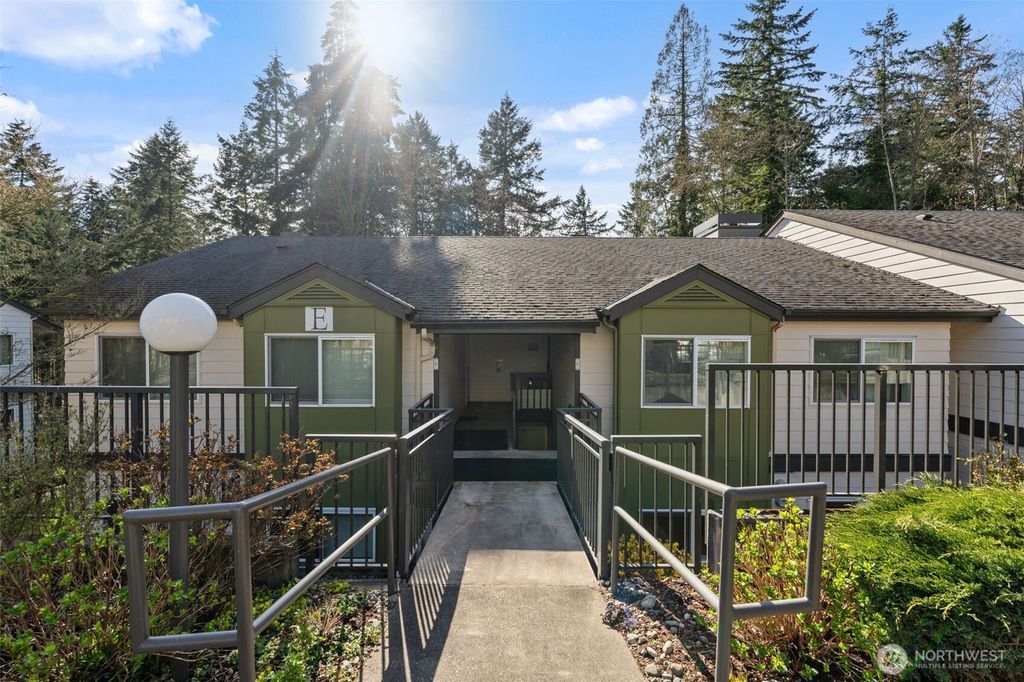 Photo of 31500 33rd Place SW #E102, Federal Way, WA 98023 (MLS # 2351856)