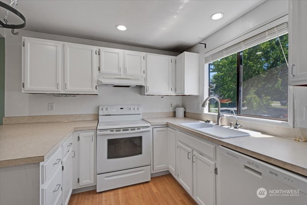 Photo of 3329 134th Place SW #B, Lynnwood, WA 98087 (MLS # 2262297)