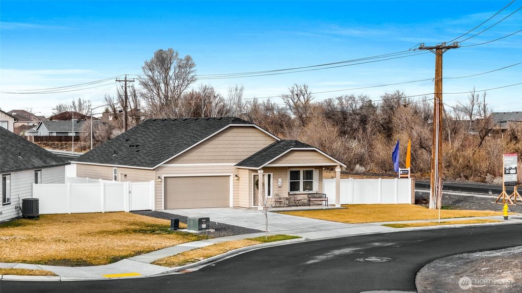 Photo of 502 N Montana Street, Moses Lake, WA 98837 (MLS # 2460866)
