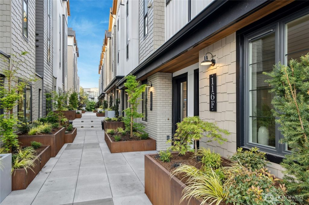 Photo of 118 E 2nd Street S, Kirkland, WA 98033 (MLS # 2439664)