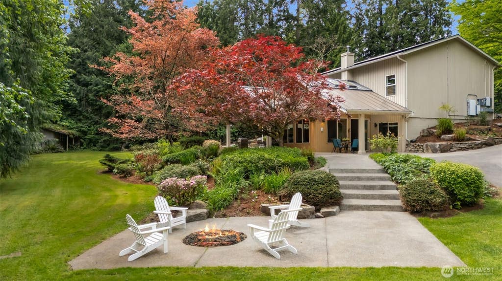Photo of 25119 NE 18th Street, Sammamish, WA 98074 (MLS # 2547448)