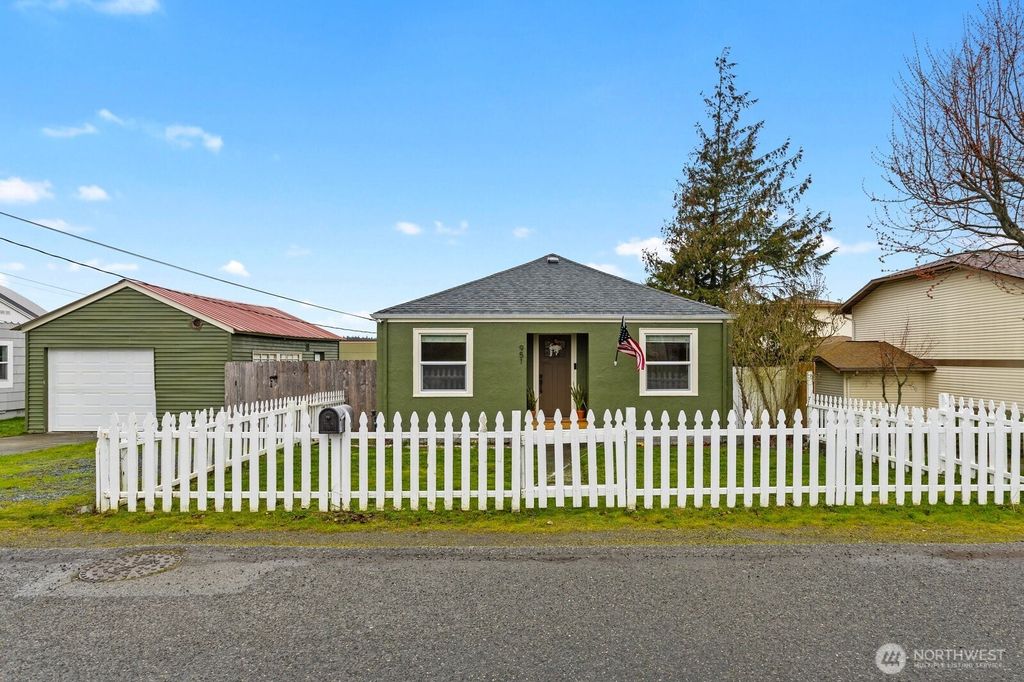 Photo of 951 SE Dock Street, Oak Harbor, WA 98277 (MLS # 2491702)