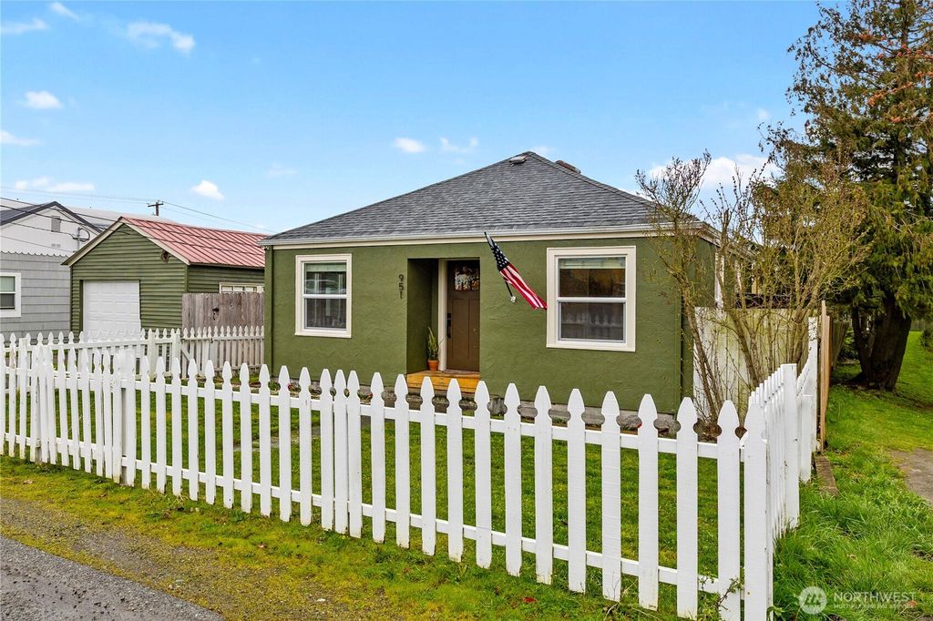 Photo of 951 SE Dock Street, Oak Harbor, WA 98277 (MLS # 2491702)