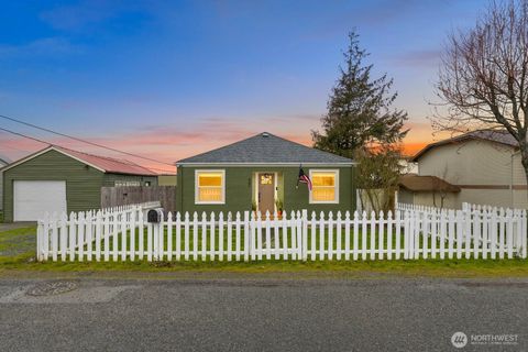 Photo of 951 SE Dock Street, Oak Harbor, WA 98277 (MLS # 2491702)