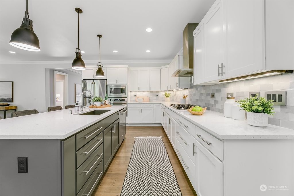 Photo of 6924 125th Avenue NE, Kirkland, WA 98033 (MLS # 2076376)