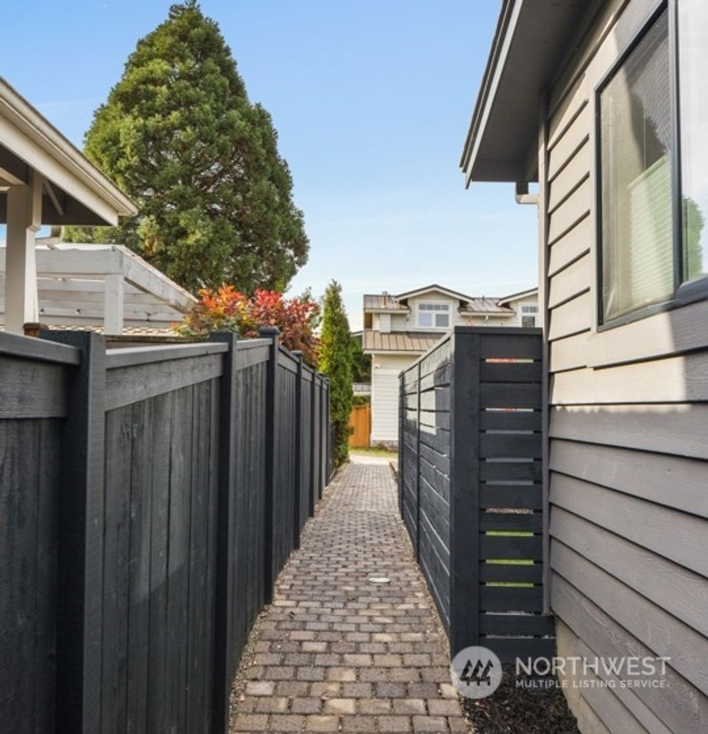 Photo of 537 16th Avenue W, Kirkland, WA 98033 (MLS # 2287215)