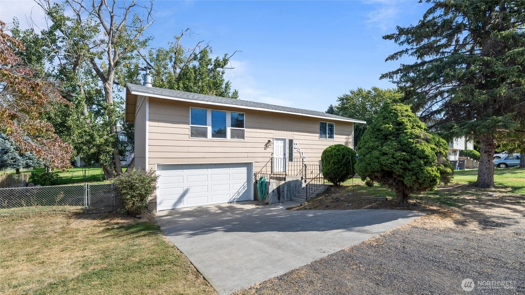 Photo of 2402 W 16th Ave Ave, Kennewick, WA 99337 (MLS # 2580564)