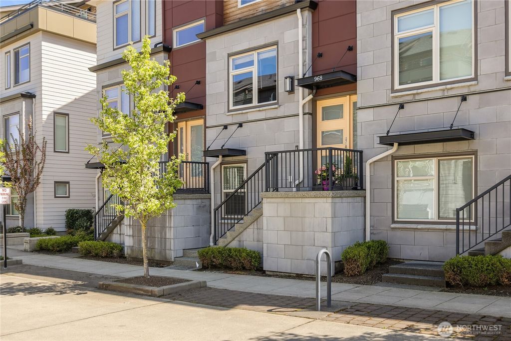 Photo of 968 6th Avenue NE, Issaquah, WA 98029 (MLS # 2360784)