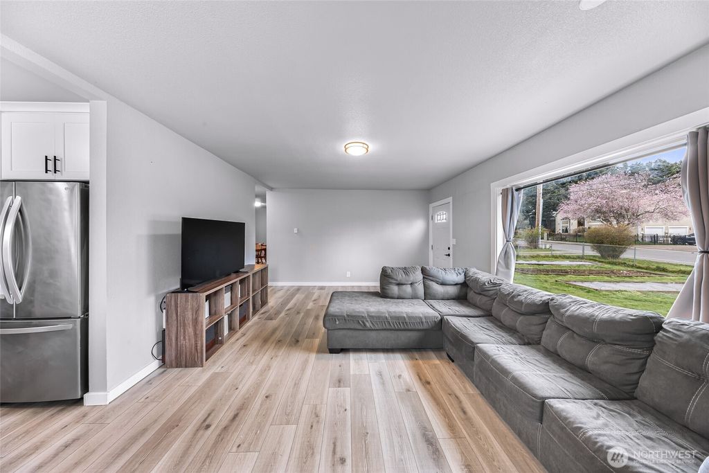 Photo of 222 W Marilyn Avenue, Everett, WA 98204 (MLS # 2487252)