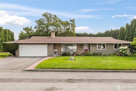 Photo of 903 Selkirk Place, Brewster, WA 98812 (MLS # 2563753)