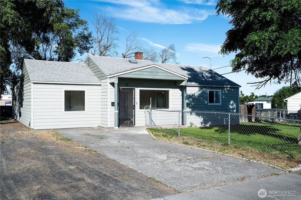 Photo of 112 W Loop Drive, Moses Lake, WA 98837 (MLS # 2536103)