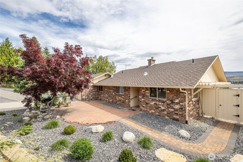 Photo of 1632 Tanda Lane, Wenatchee, WA 98801 (MLS # 2524978)