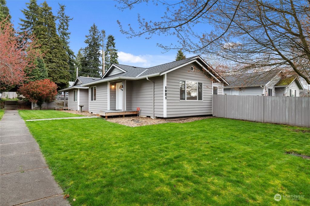 Photo of 1921 Chestnut Street, Everett, WA 98201 (MLS # 2268204)