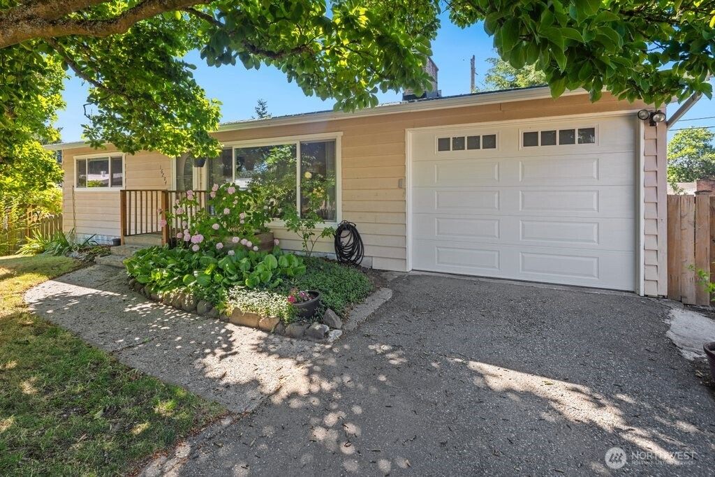 Photo of 16204 Corliss Place N, Shoreline, WA 98133 (MLS # 2395368)