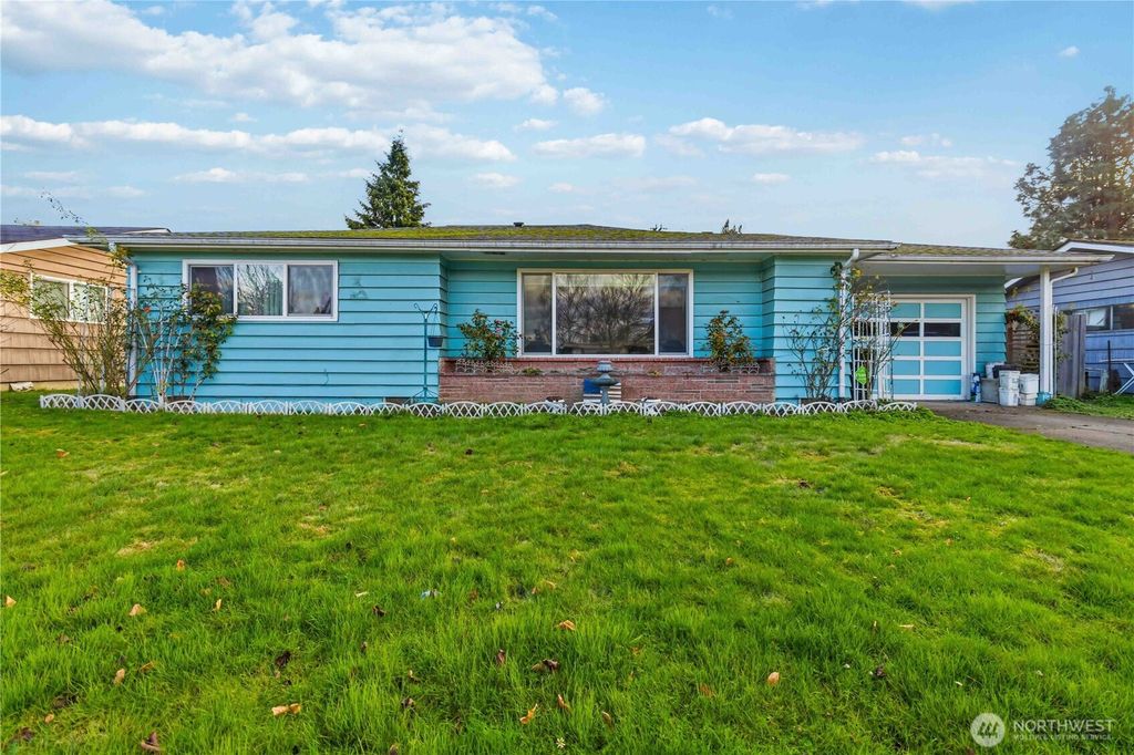 Photo of 2947 Douglas St St, Longview, WA 98632 (MLS # 2455860)