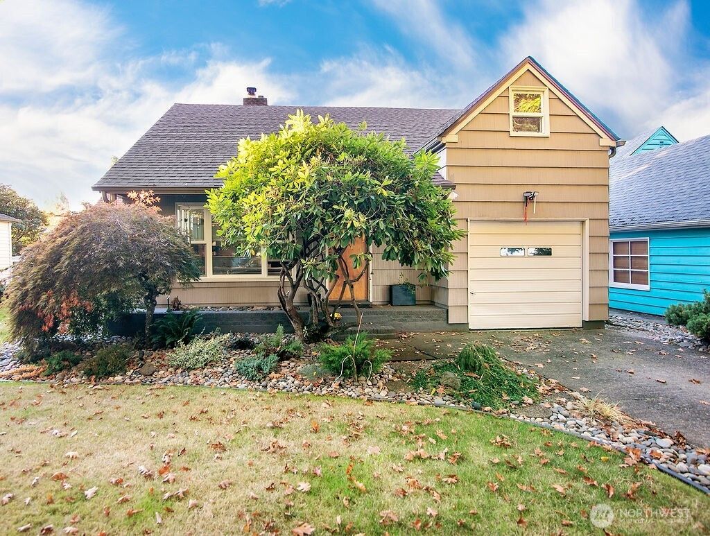 Photo of 571 26th Avenue, Longview, WA 98632 (MLS # 2445928)
