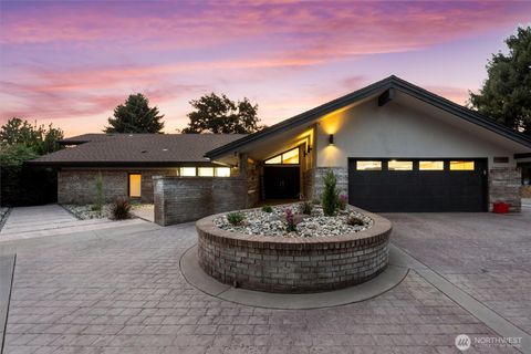 Photo of 828 S Skylark Way, Othello, WA 99344 (MLS # 2431732)