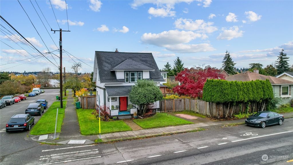 Photo of 6624 Linden Avenue N, Seattle, WA 98103 (MLS # 2312245)