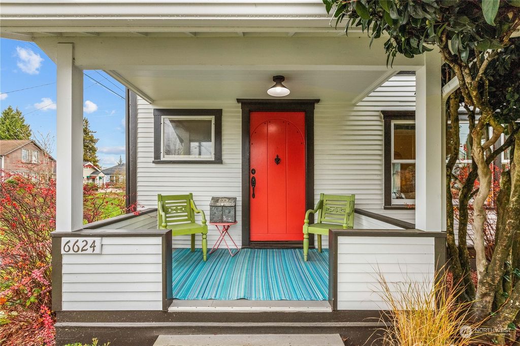 Photo of 6624 Linden Avenue N, Seattle, WA 98103 (MLS # 2312245)