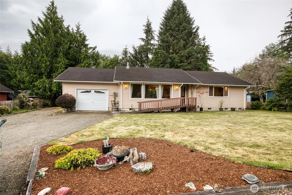 Photo of 685 Copalis Beach Road, Copalis Beach, WA 98535 (MLS # 2557596)