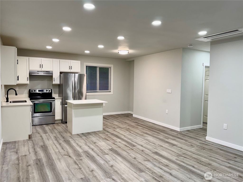 Photo of 810 SW 124th Street, Burien, WA 98146 (MLS # 2377556)