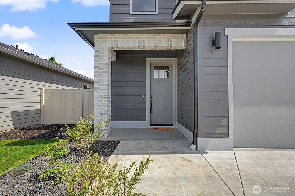 Photo of 585 S Perry Avenue, East Wenatchee, WA 98802 (MLS # 2518678)