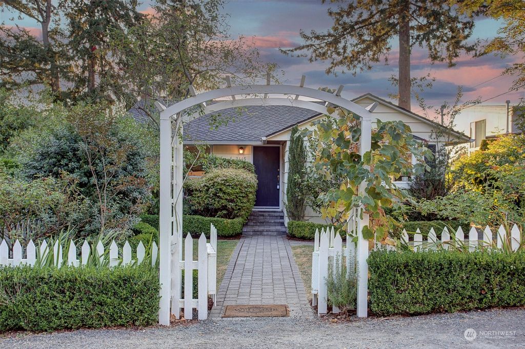 Photo of 2445 61st Avenue SE, Mercer Island, WA 98040 (MLS # 1989643)