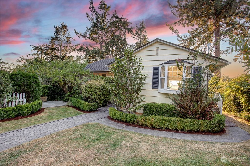 Photo of 2445 61st Avenue SE, Mercer Island, WA 98040 (MLS # 1989643)