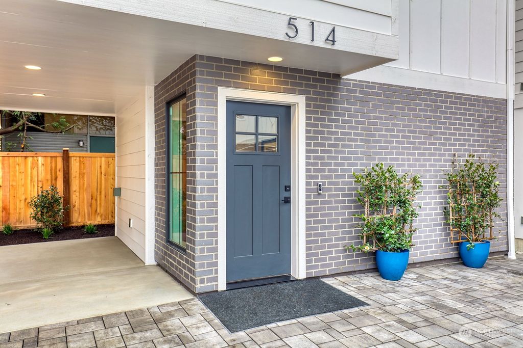 Photo of 510 16th Avenue W, Kirkland, WA 98033 (MLS # 2191948)
