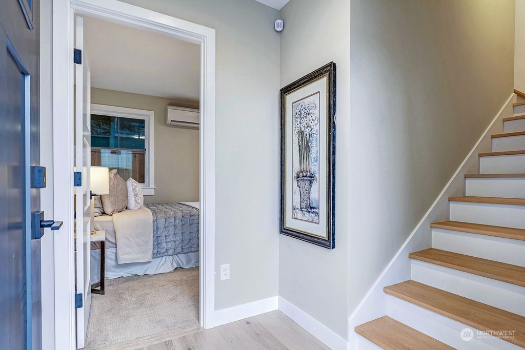 Photo of 510 16th Avenue W, Kirkland, WA 98033 (MLS # 2191948)