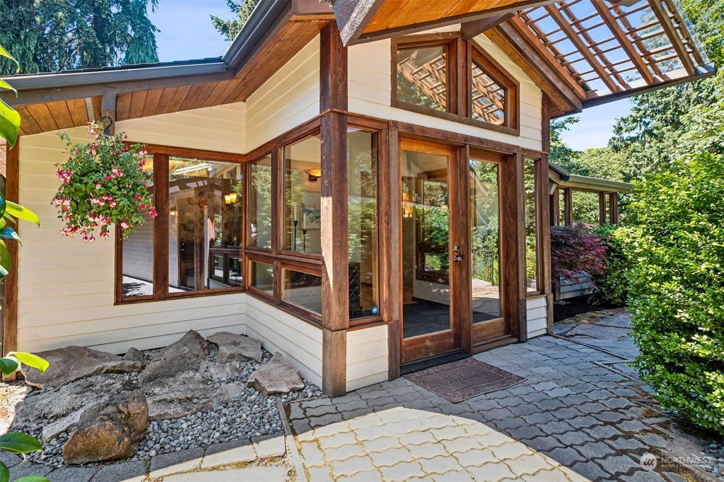 Photo of 4505 91st Avenue SE, Mercer Island, WA 98040 (MLS # 2262152)