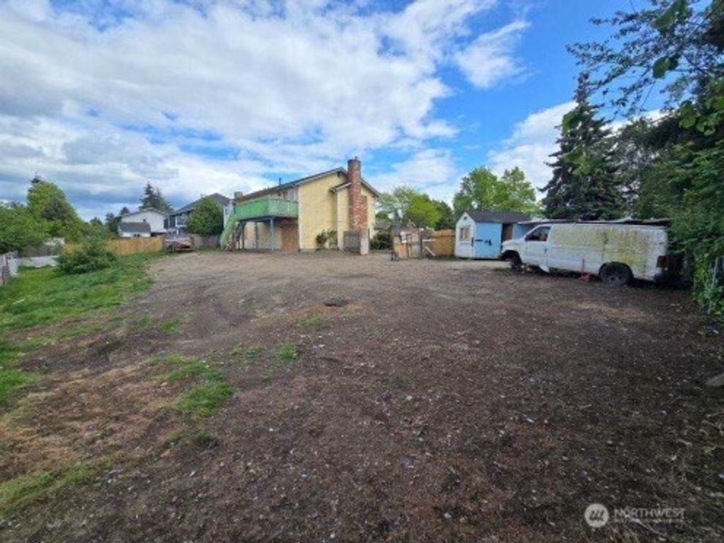 Photo of 2628 NE 5th Ct, Renton, WA 98056 (MLS # 2393371)
