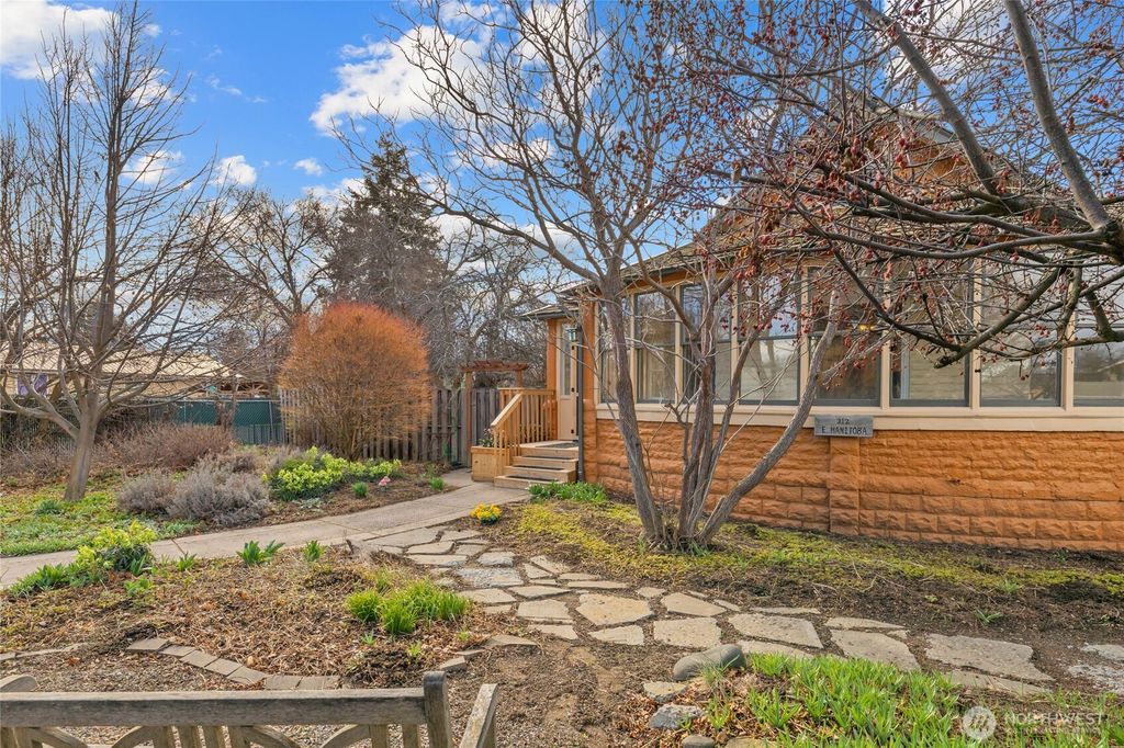 Photo of 312 E Manitoba Avenue, Ellensburg, WA 98926 (MLS # 2495215)