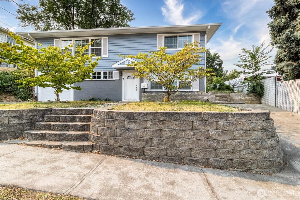 Photo of 412 SE 5th Street, College Place, WA 99324 (MLS # 2561246)