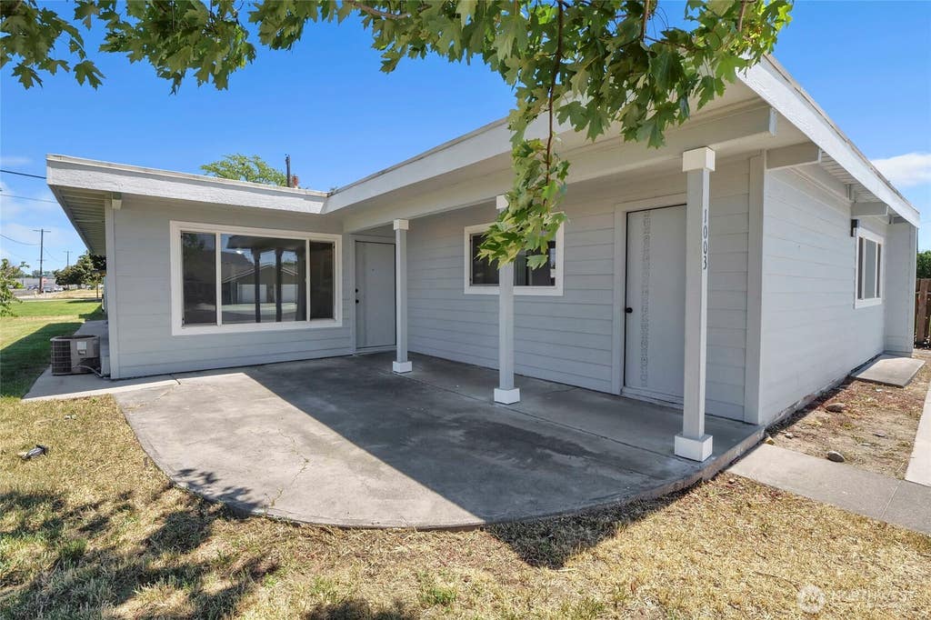 Photo of 1003 S Evergreen Drive, Moses Lake, WA 98837 (MLS # 2538460)