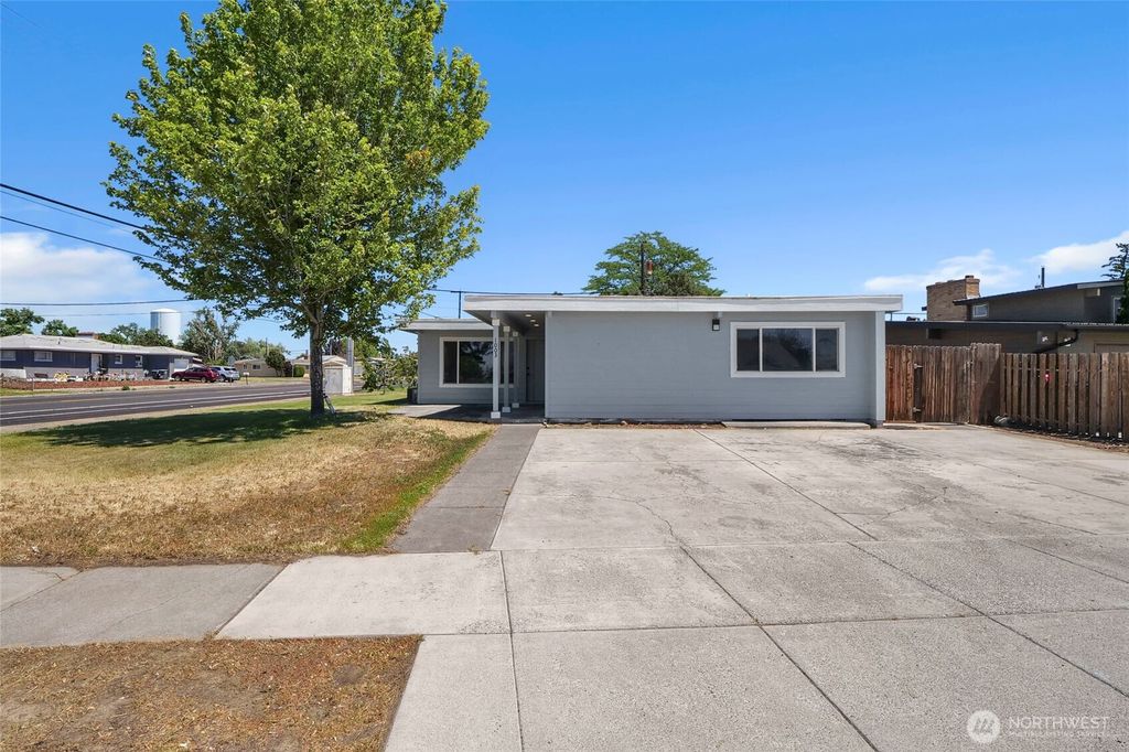 Photo of 1003 S Evergreen Drive, Moses Lake, WA 98837 (MLS # 2538460)